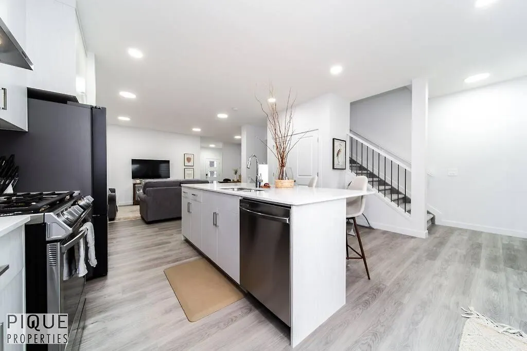 Holiday home Urbanutopia*Luxury Home*King Bed*Patio/Bbq*Sleep16 Edmonton